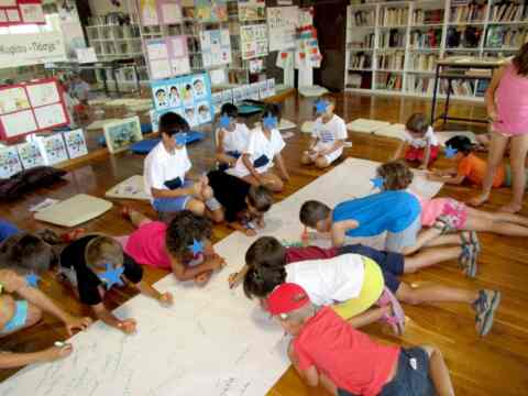 Μικροί συγγραφείς χαρίζουν τα βιβλία τους στην παιδική βιβλιοθήκη του Κήπου