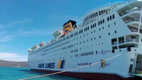 Ανοικτά του Πειραιά, με 383 ναυτικούς παραμένει για πέμπτη μέρα το "Ελευθέριος Βενιζέλος" της ΑΝΕΚ