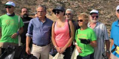 Εθελοντές καθάρισαν την παραλία των Αφράτων στο Κολυμπάρι Εθελοντές καθάρισαν την παραλία των Αφράτων στο Κολυμπάρι