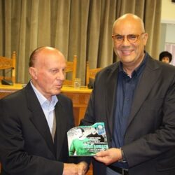 Ο Δήμος Χανίων τίμησε τον θρύλο του Ελληνικού ποδοσφαίρου, Μίμη Δομάζο