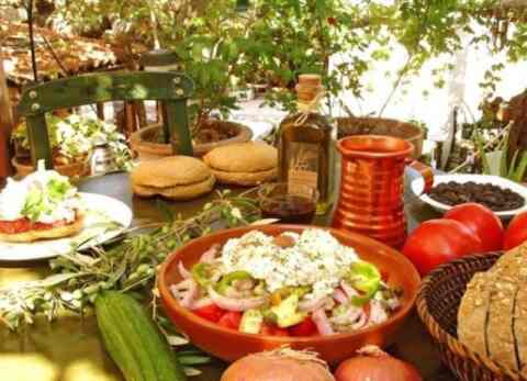 Η Περιφέρεια Κρήτης αναδεικνύει τα ιδιαίτερα χαρακτηριστικά της κρητικής διατροφής