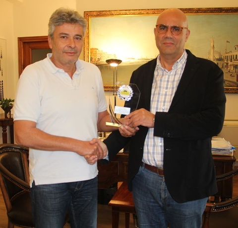 Ο Σύλλογος Ιδιοκτητών Παλαιών Αυτοκινήτων Κρήτης, τίμησε τον δήμαρχο Χανίων