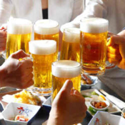 Πόσο αλκοόλ πίνουν οι Έλληνες και πότε θεωρείται κάποιος αλκοολικός