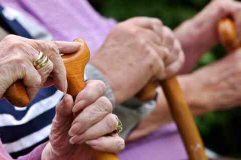ΟΟΣΑ: Ταχύτατη η γήρανση του πληθυσμού στην Ελλάδα - Πώς πιέζει το ασφαλιστικό